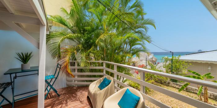 1 studio-vacances-le-diamant-terrasse-coin-repas-exterieur